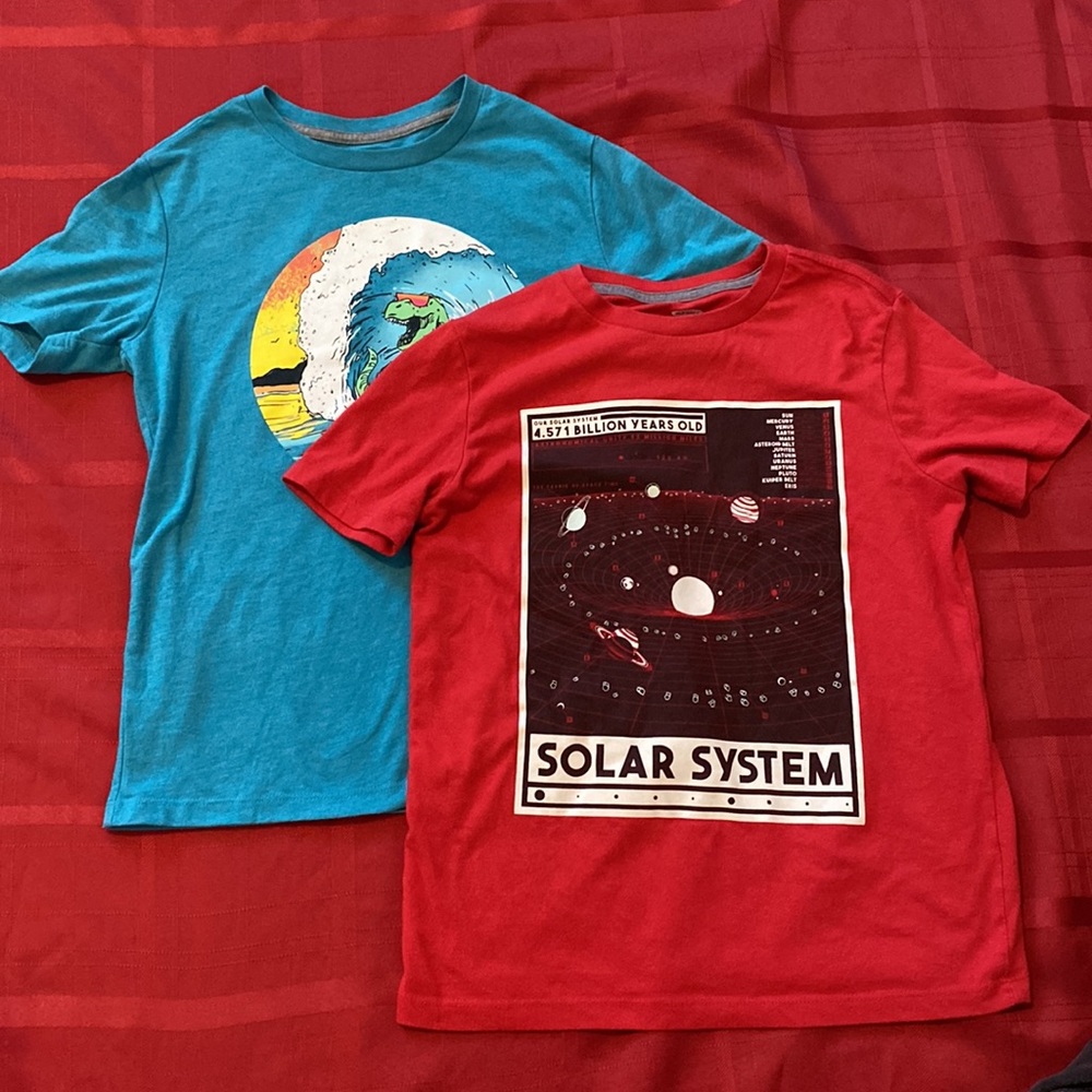 2 graphic T-shirt’s deal!